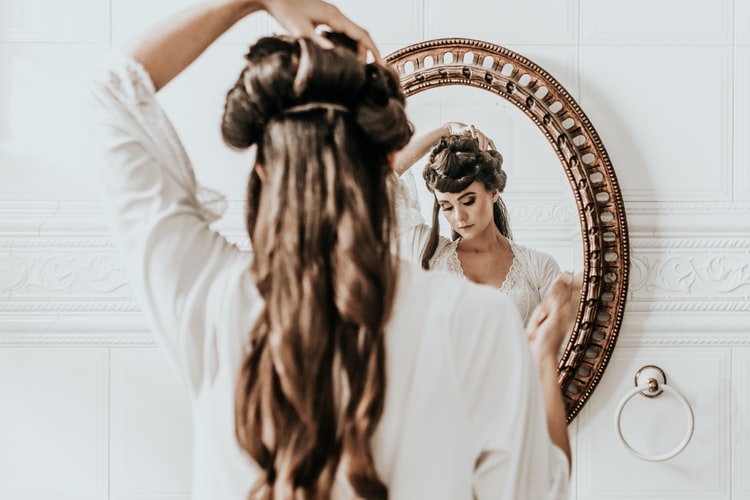 femme devant le miroir